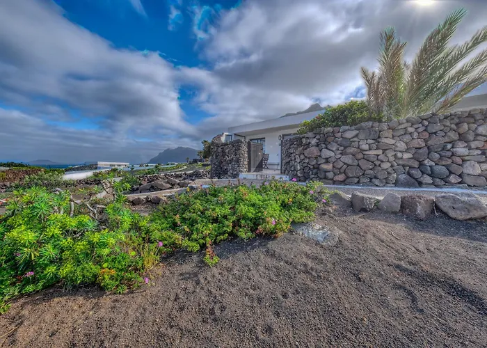 Holiday home Mar 122 - Ocean Views - 2 Min By Lanzarote Famara